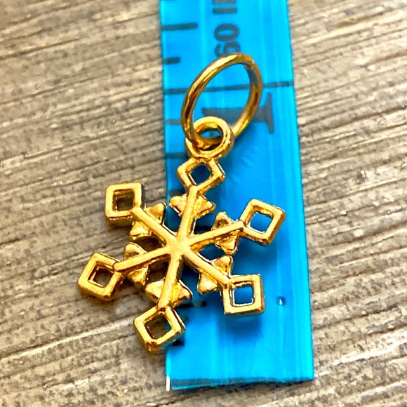 5/$10❤️❤️❤️NEW ROSE GOLD TONE ALLOY SNOWFLAKE CHARM PENDANT - Picture 2 of 2